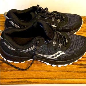 Saucony Womens running shoes size 10 new!
